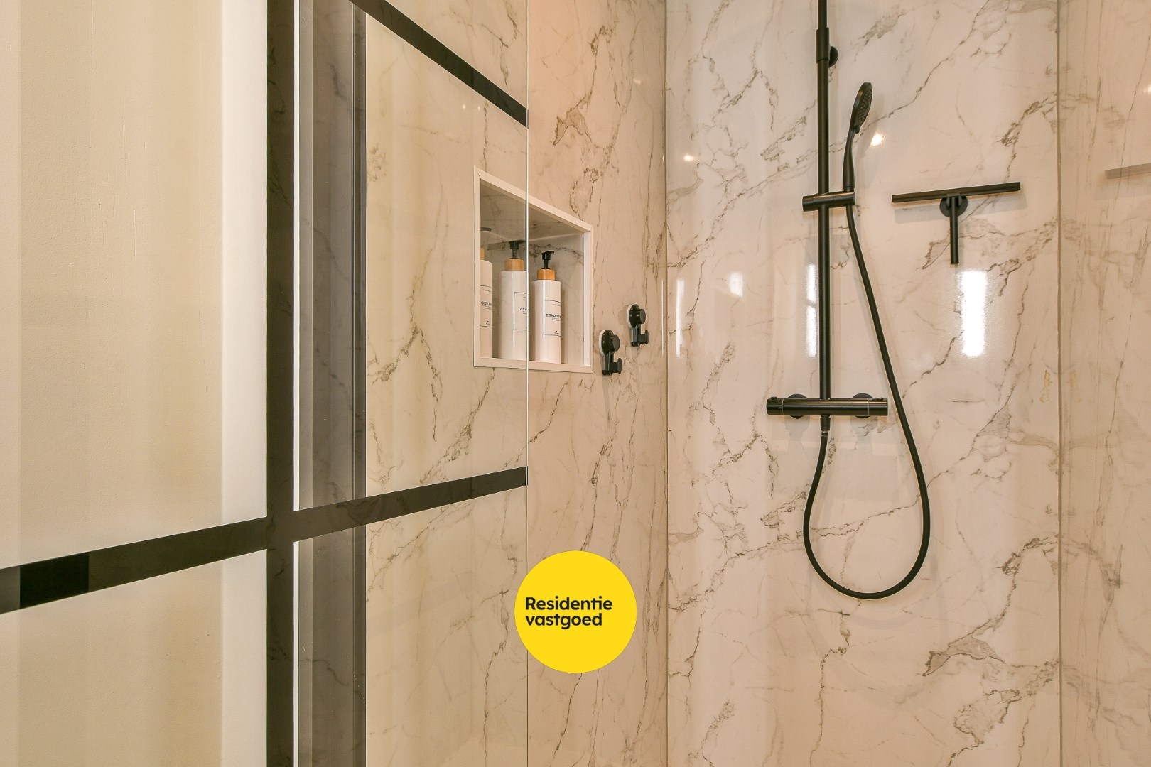 Volledig vernieuwd appartement te koop - achterkant zeedijk Wenduine! 