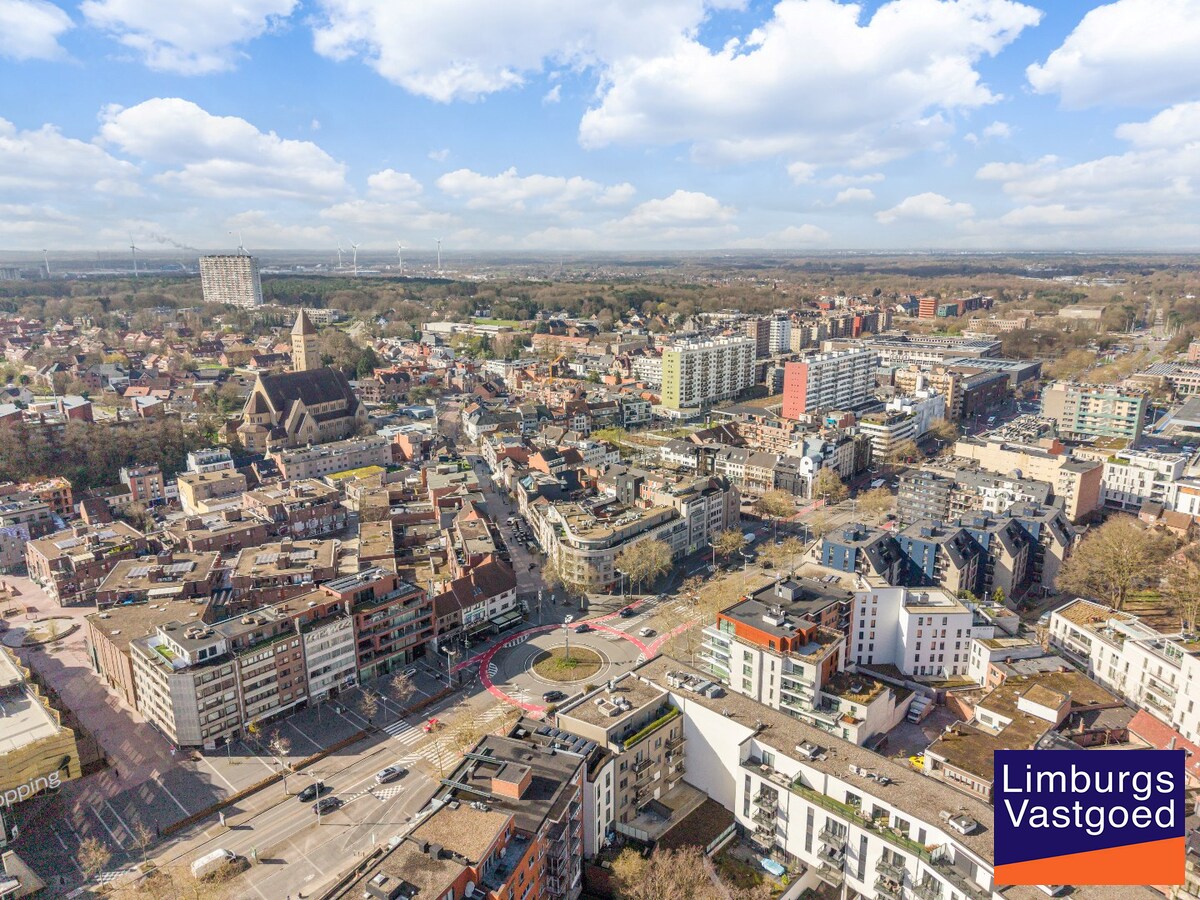 Exclusief penthouse met ruim terras, 2 slpk, dubbele autostaanplaats, centrum Genk 