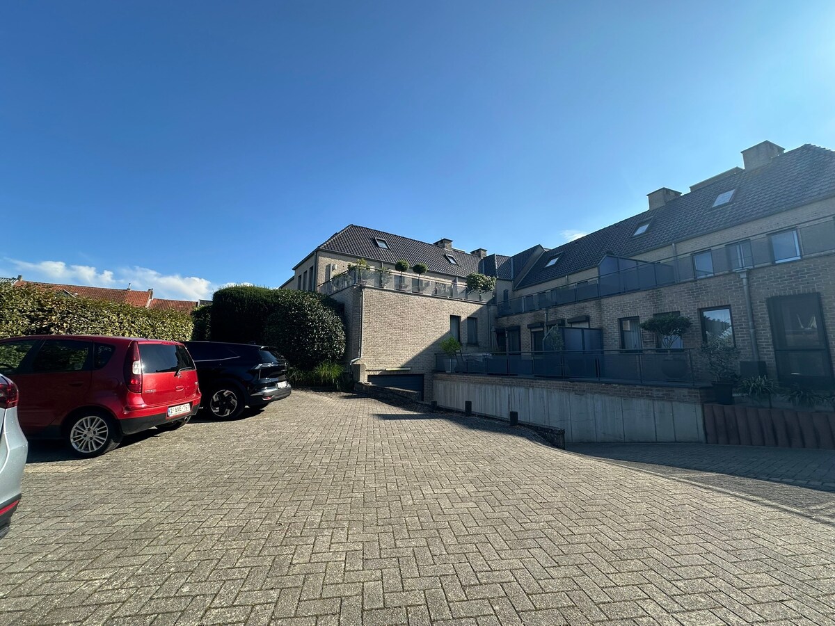 5 Parkeerplaatsen op 600 m van de Markt van Maaseik. 