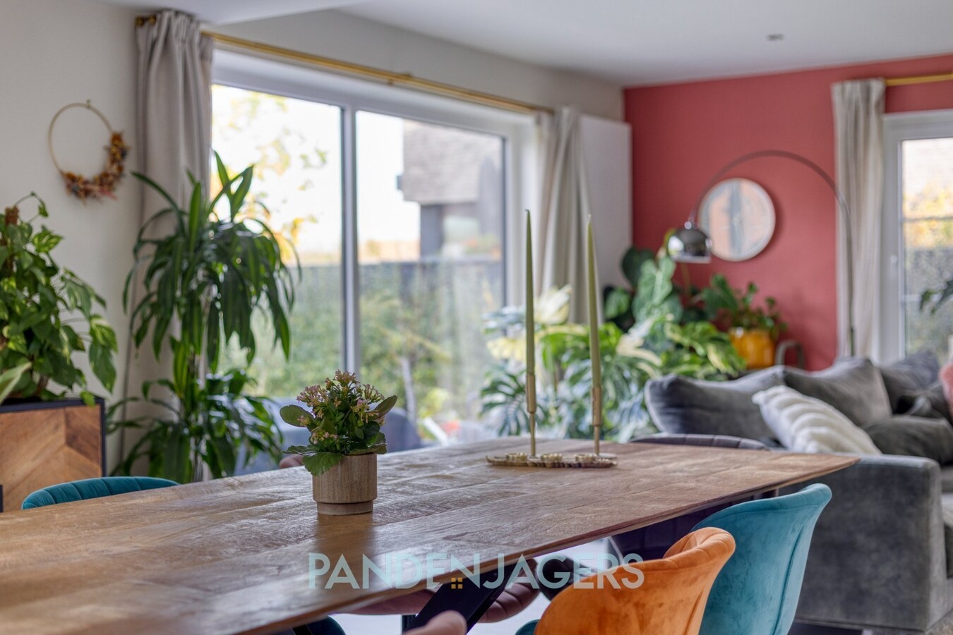 Recente energiezuinige woning met 6 slaapkamers, laadpaal en ruim perceel 