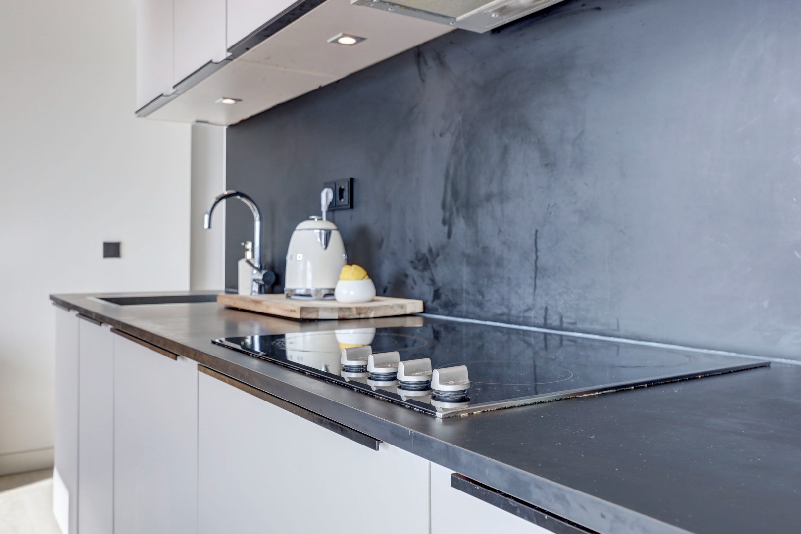 Energiezuinig en instapklare studio met energielabel A, moderne keuken en badkamer en uitzicht op de skyline van Rotterdam. 