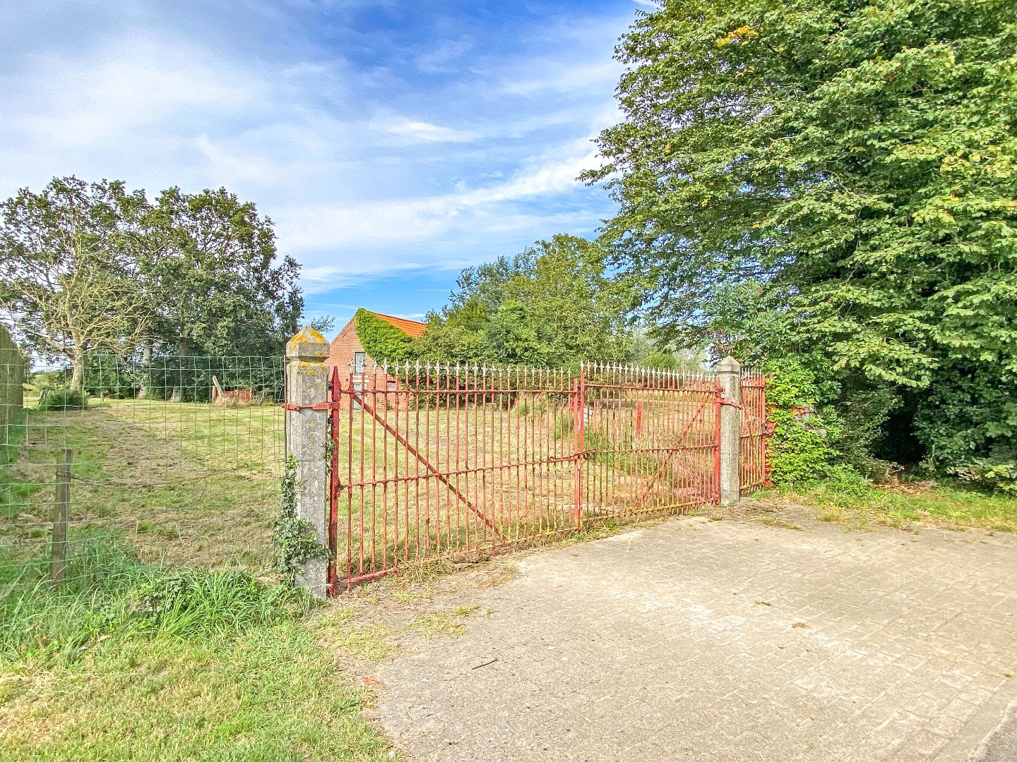 Te renoveren hoeve met veel potentieel in Alveringem. 