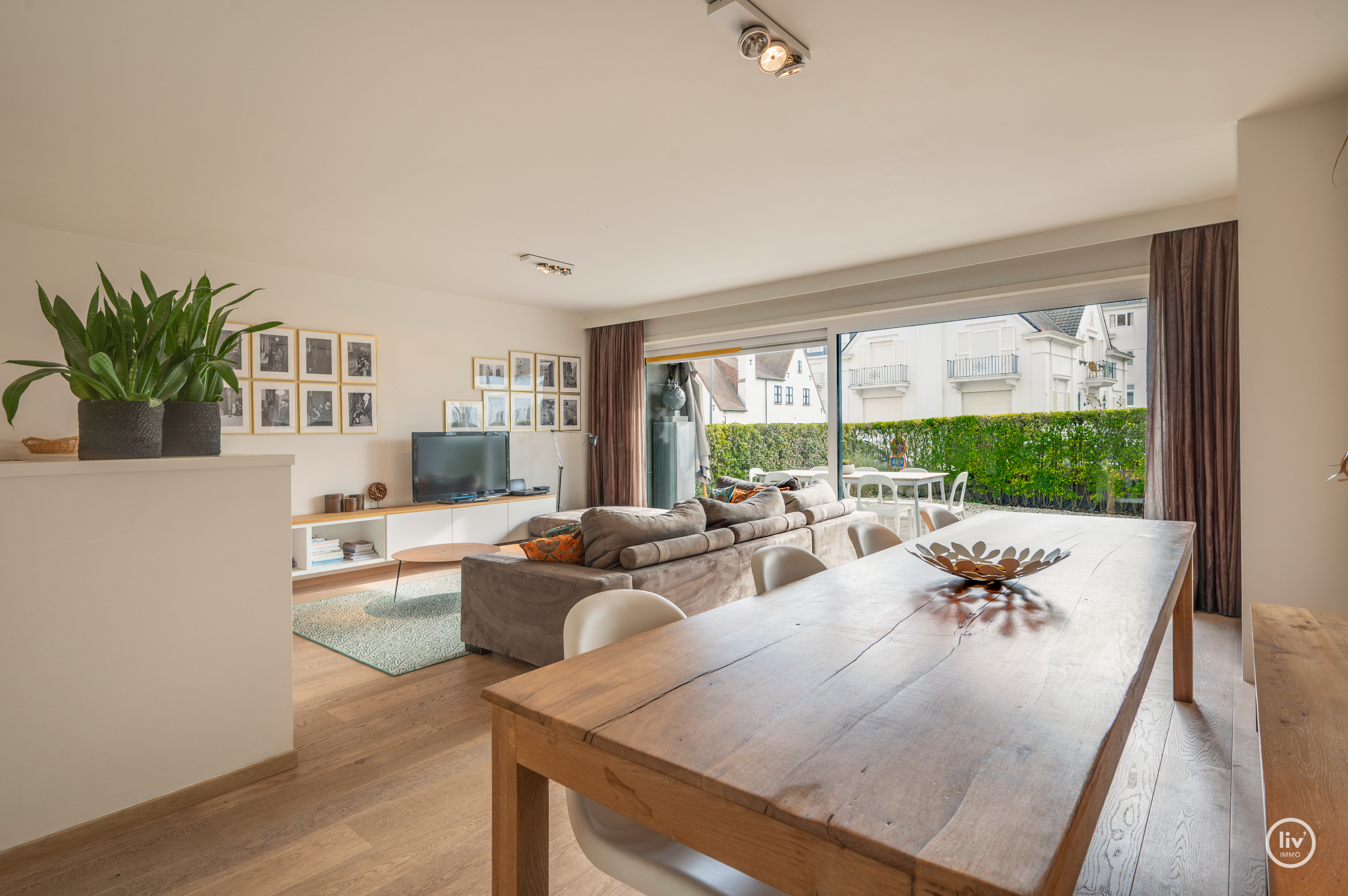 Zeer ruim en zonnig gelijkvloersappartement met 3 slaapkamers, groot zonneterras en mogelijkheid tot aankoop van ruime garage. 