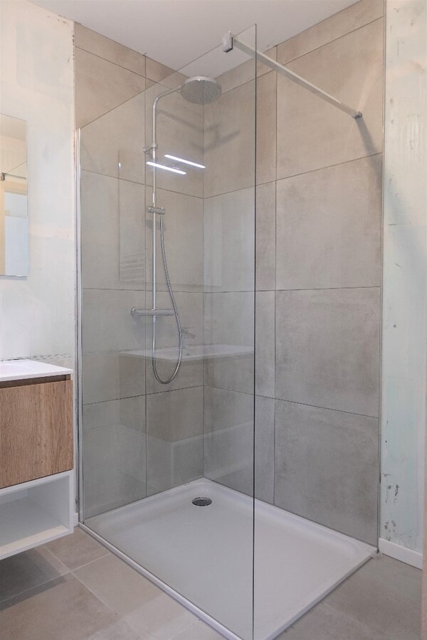 Nieuwbouwappartement met terras en tuin 