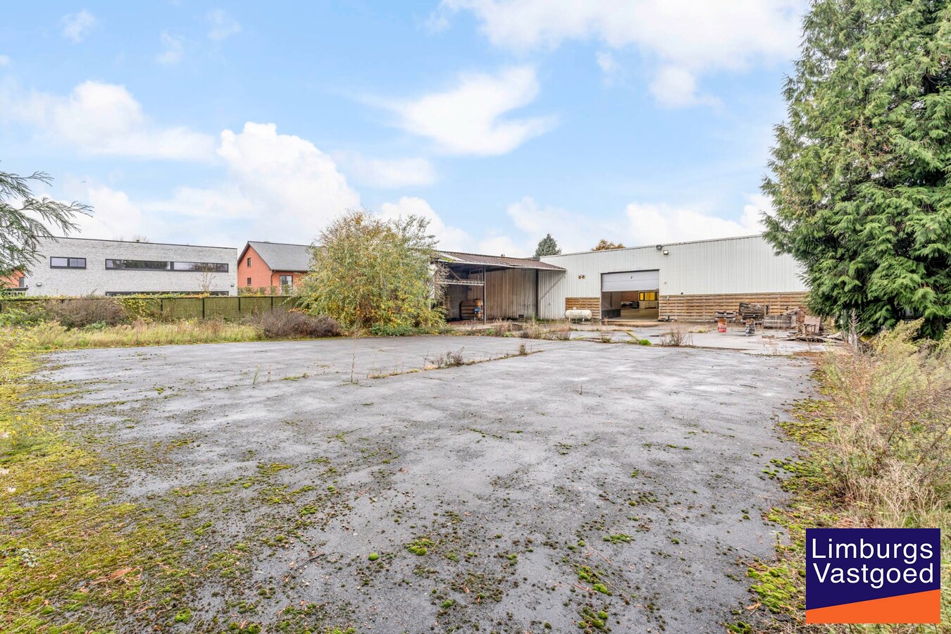 Bedrijfsgebouw met kantoren, magazijnen en woonst - groot 2580 m² 