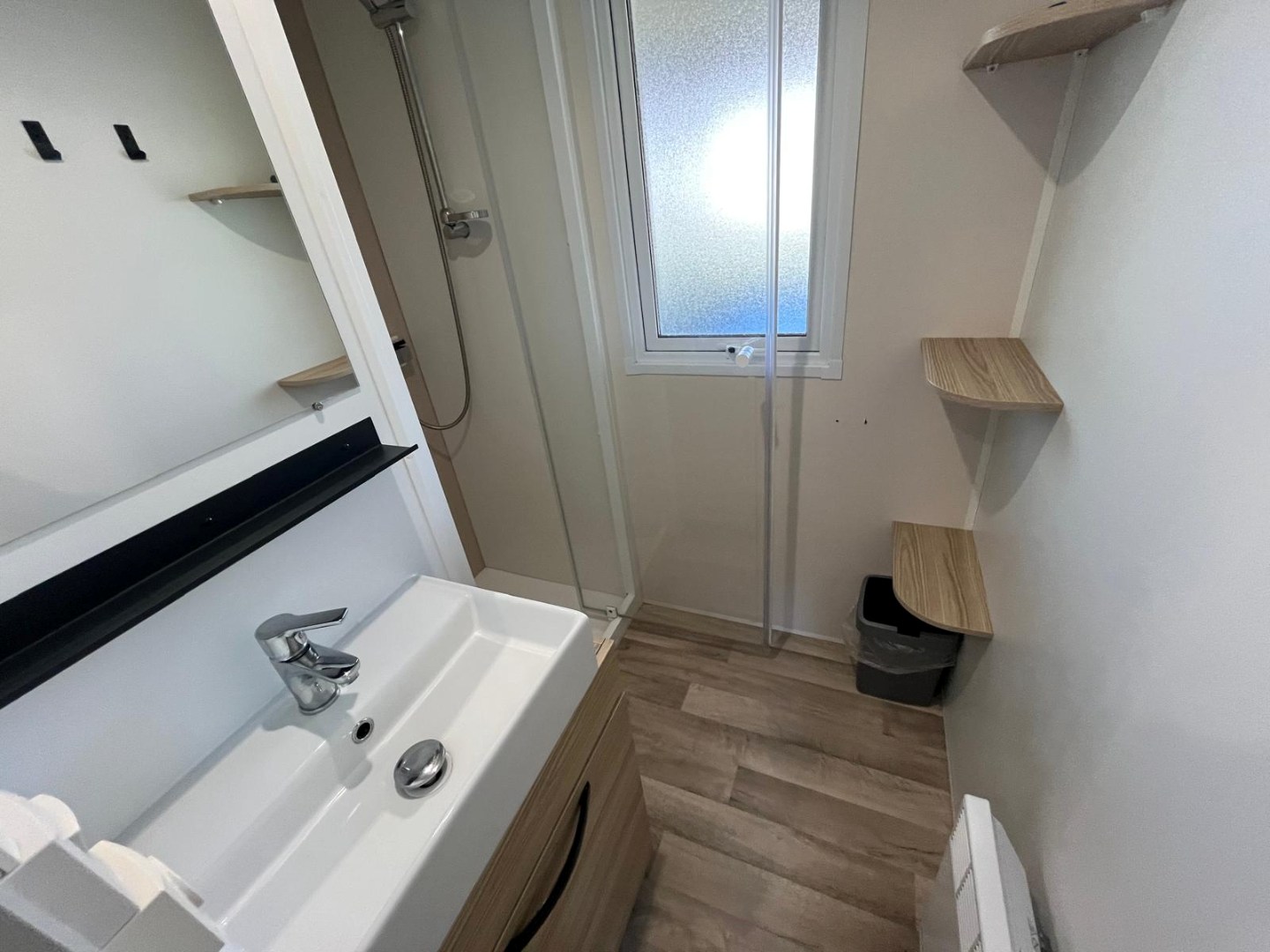 T.A. Makelaardij biedt aan – Chalet JD12-: Op een schitterende locatie in een goed verzorgd recreatiepark aan de kust van Walcheren bieden wij dit leuke chalet aan. 