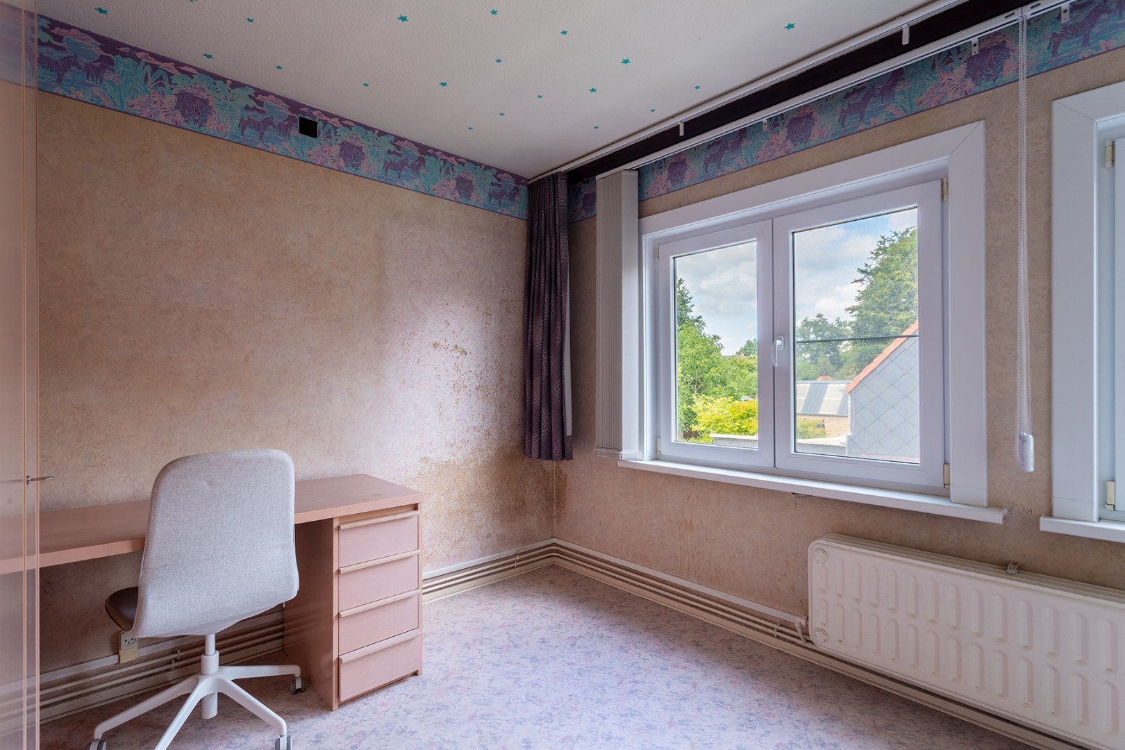 Halfopen gezinswoning met grote tuin en garage 