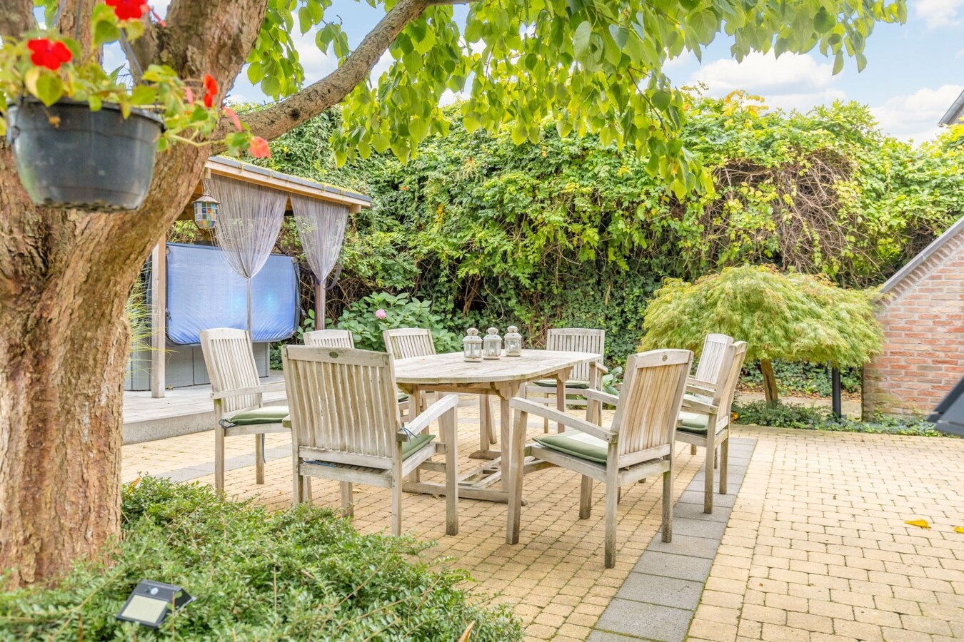 Instapklaar landhuis met bewezen B&amp;B, wellness, dierenfaciliteiten en uitzonderlijk privacy wonen en ondernemen in Maasmechelen. 