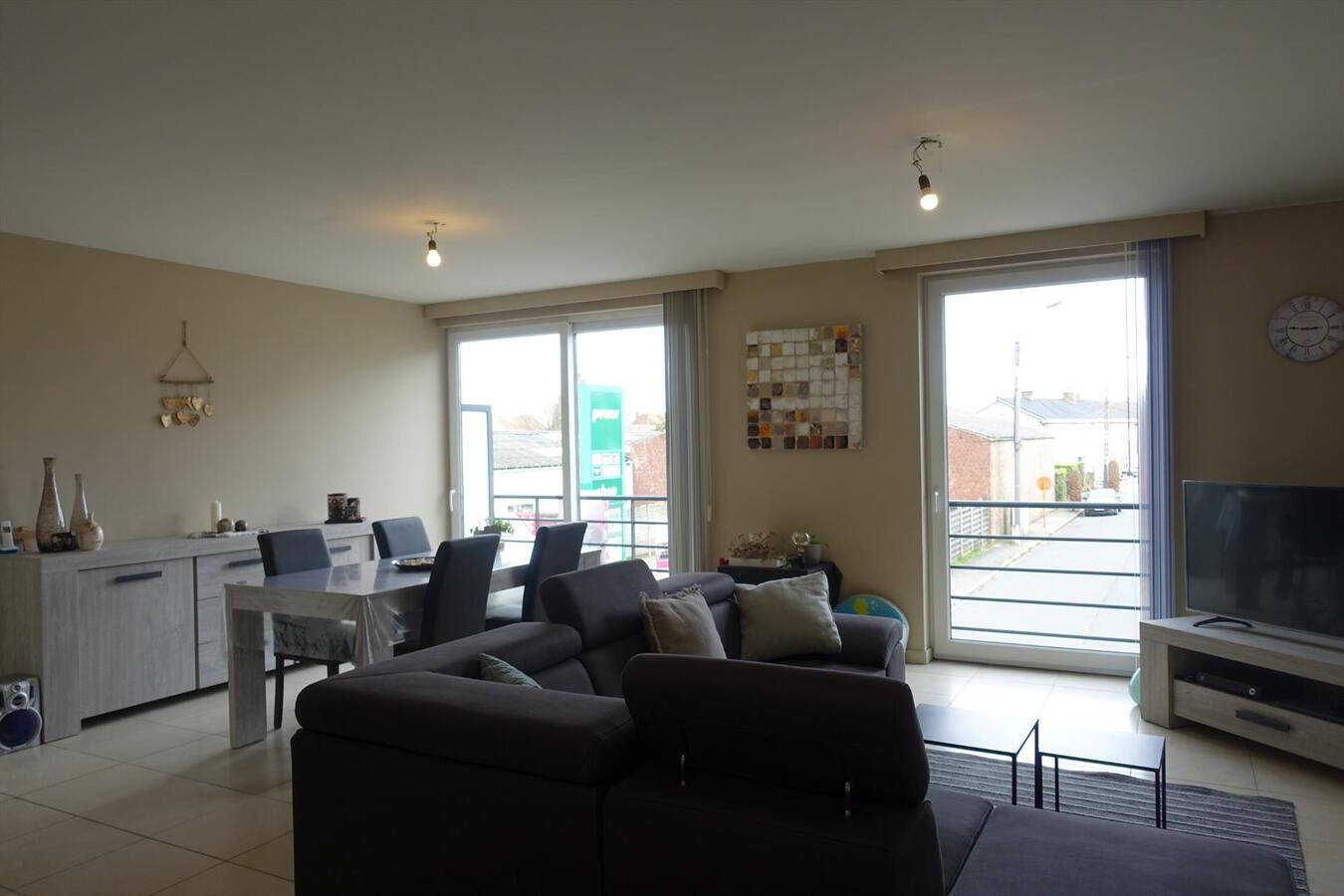 Lichtrijk appartement met groot terras en garagebox 