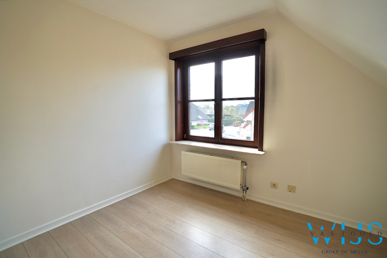 Instapklaar woonhuis in woonwijk te Eeklo! 