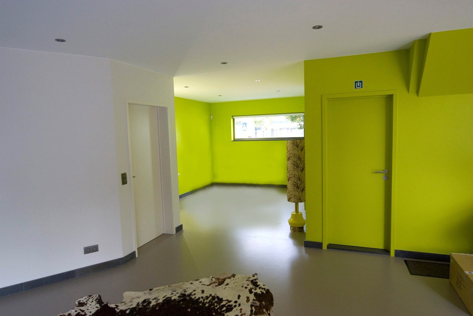 Ruim handelsgelijkvloers met garage, terras, keuken en badkamer te koop in Klemskerke (De Haan) 