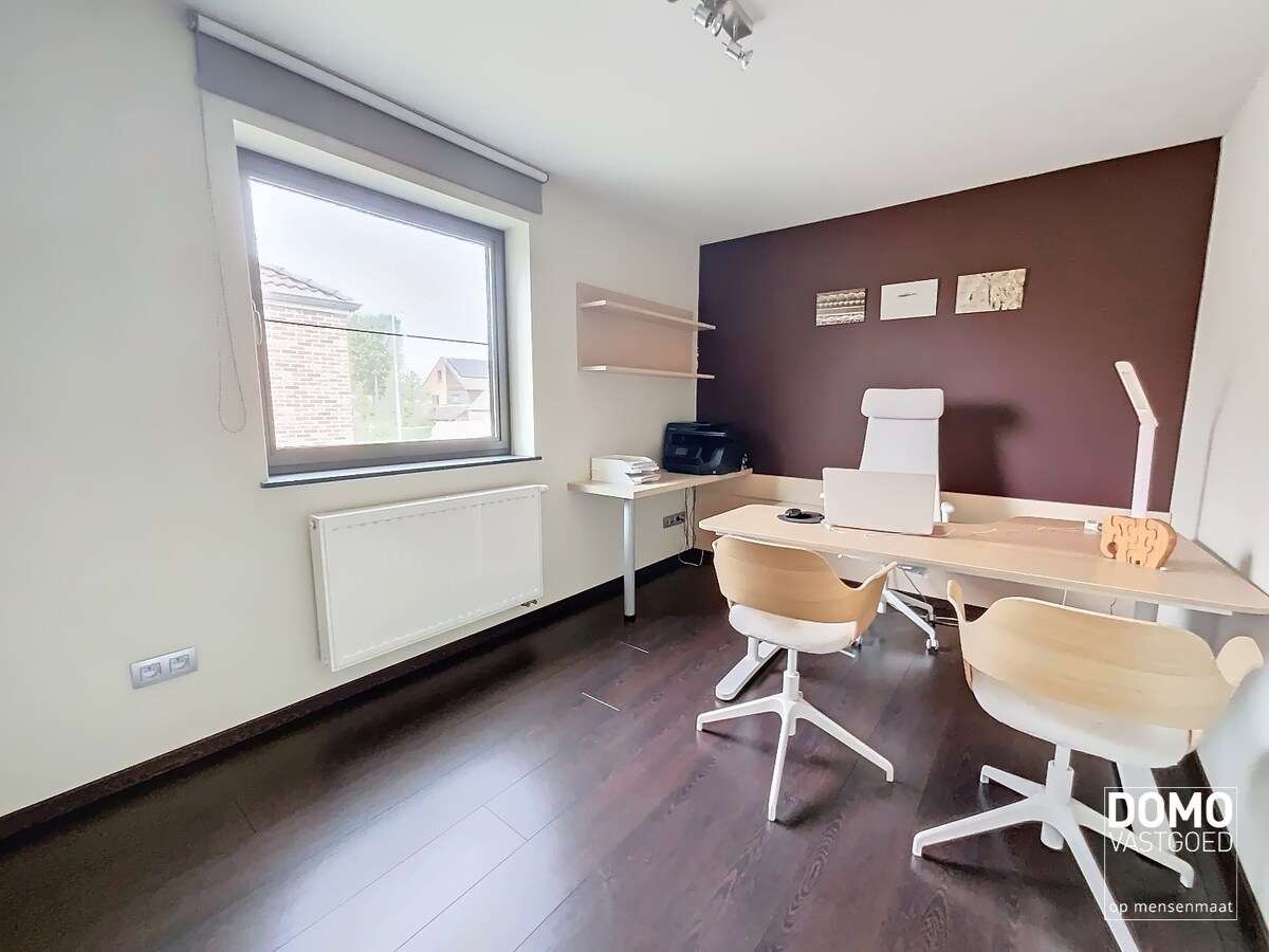 MODERNE OPEN BEBOUWING MET TUIN, INPANDIGE GARAGE EN 2 SLAAPKAMERS TE STOKROOIE 