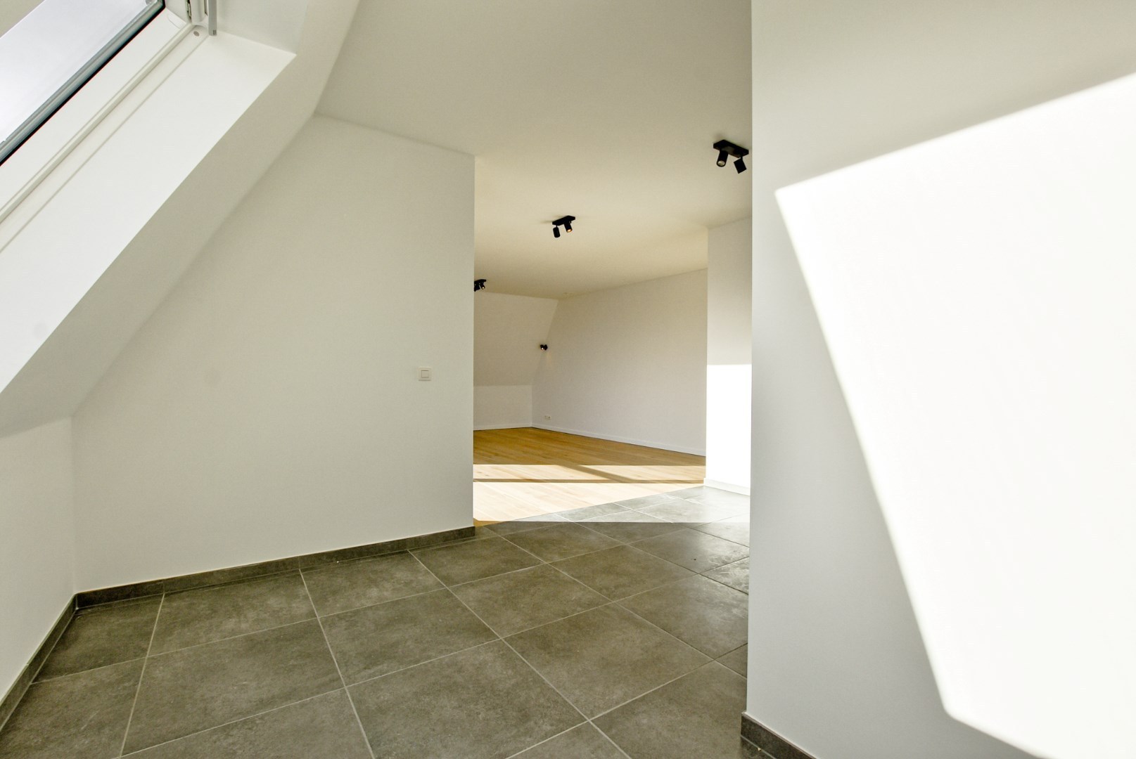 Recent dakappartement met 2 slaapkamers te Oostduinkerke. 