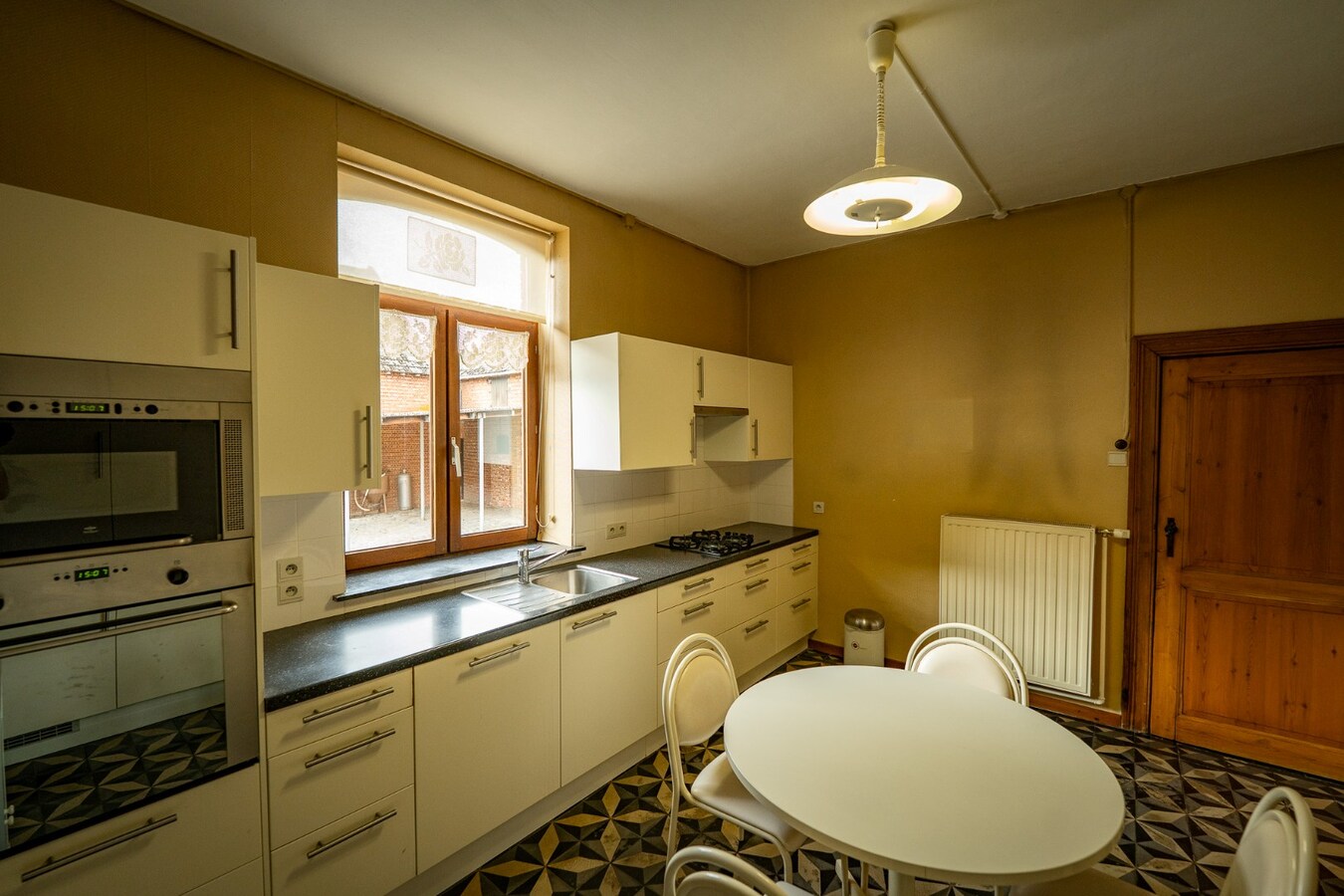 Farm to be renovated with stables and pastures on approximately 1.7 hectares in Herk-de-Stad. 