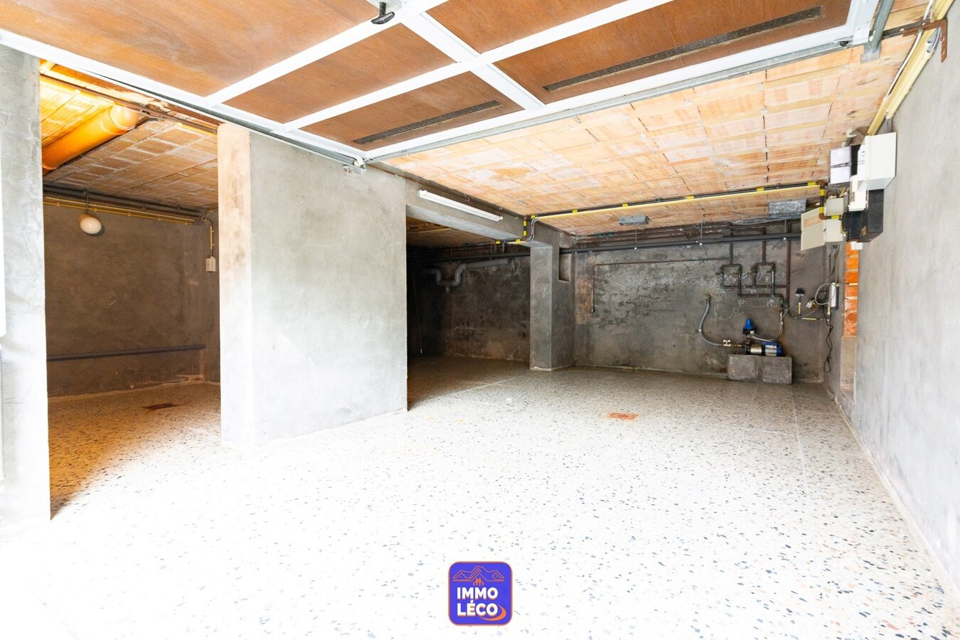 Villa d'architecte érigée sur 712m² avec jardin, double garage, parking privatif, dans un clos prisé ! 