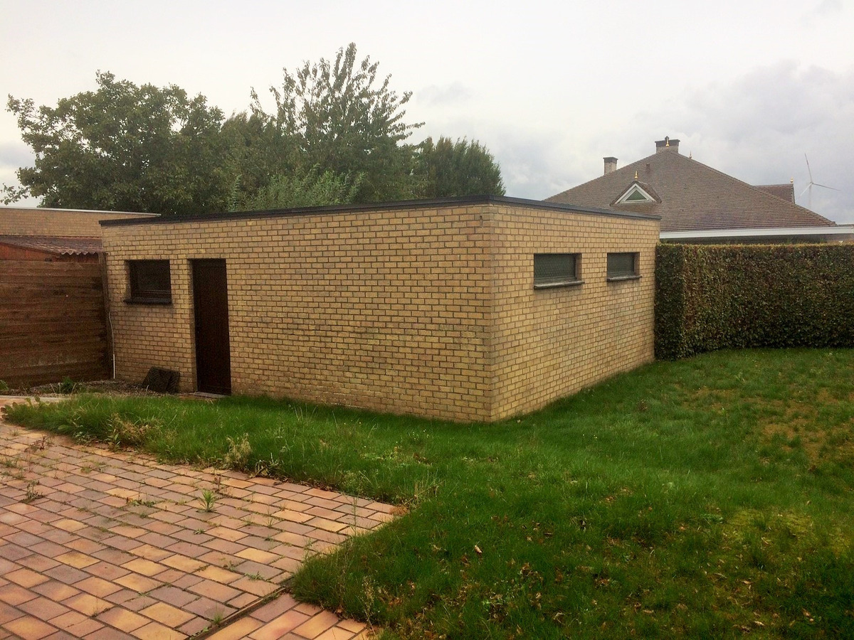 Rustig gelegen gelijkvloerse halfopen woning met 2 slpk's + dubbele garage 