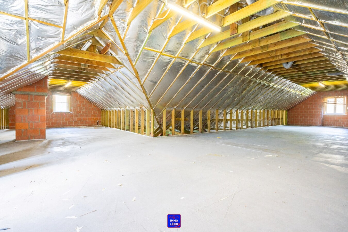 Plain-Pied érigé sur 808m², clos résidentiel prisé, garage et carport, COUP DE COEUR ! 