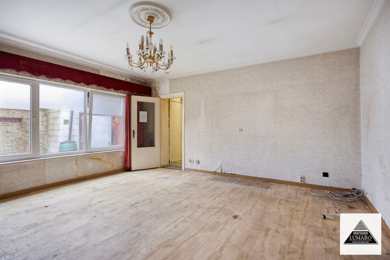 Te renoveren pand met woonst met pitoreske  voorgevel. "Önger de Poart". 