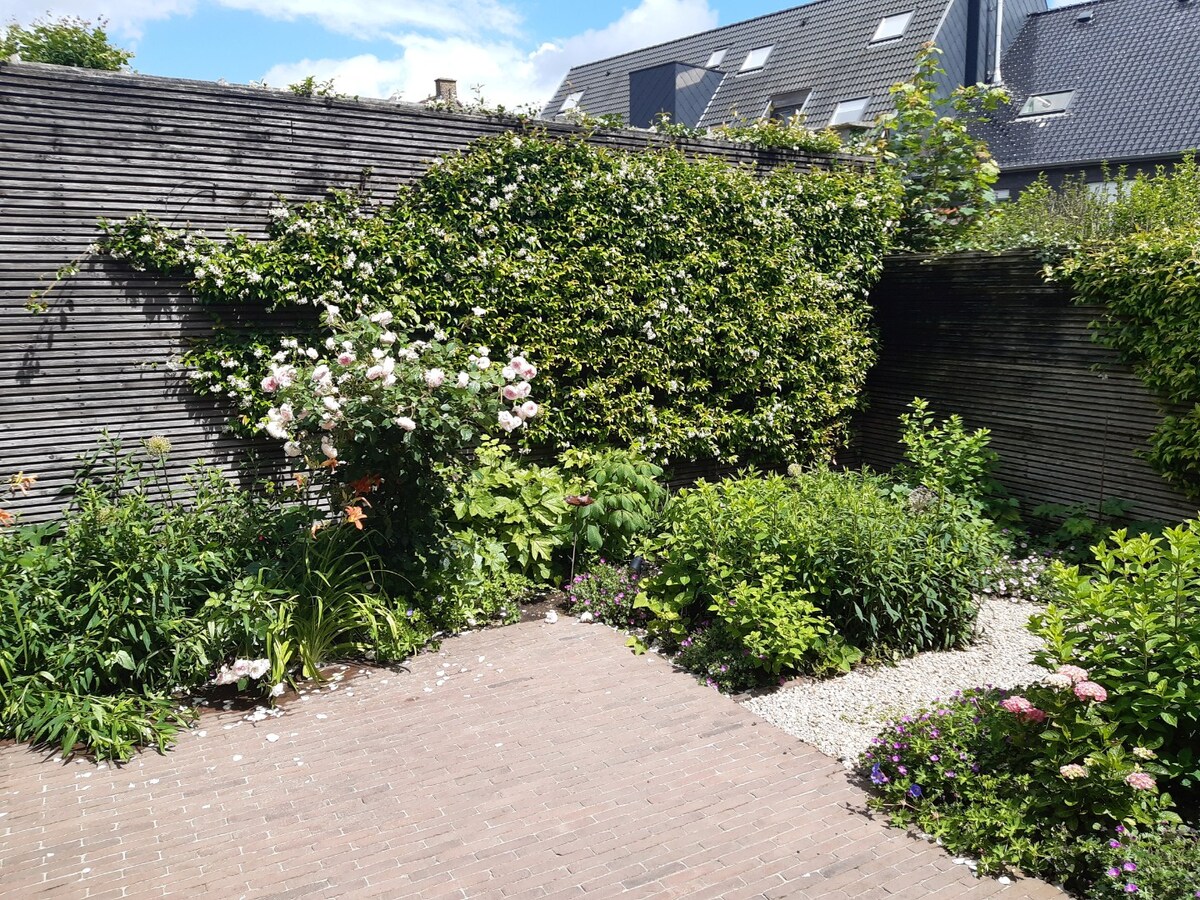 Goed gelegen woning met terras en tuintje. 