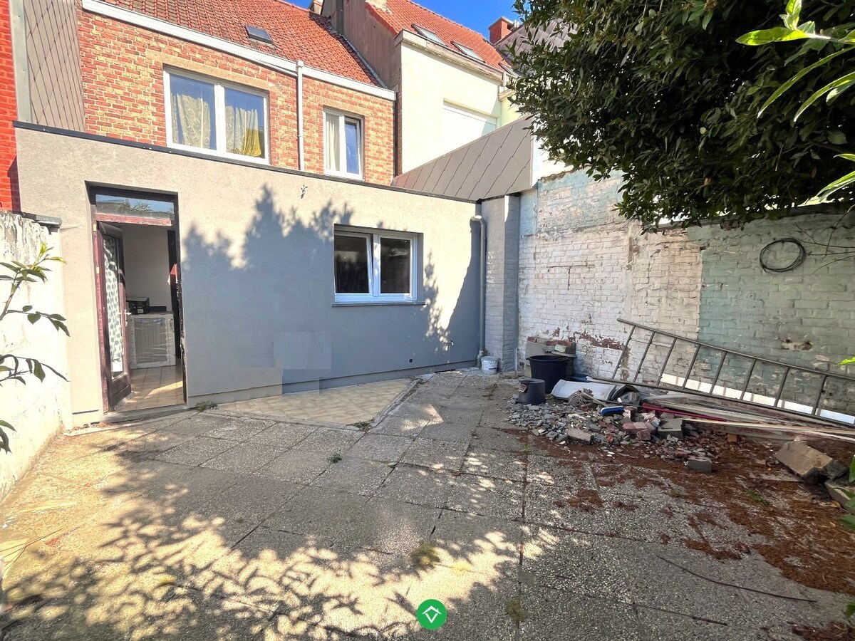 Comfortabel, op te knappen woonhuis met zonnige tuin, welgelegen in rustige buurt. 