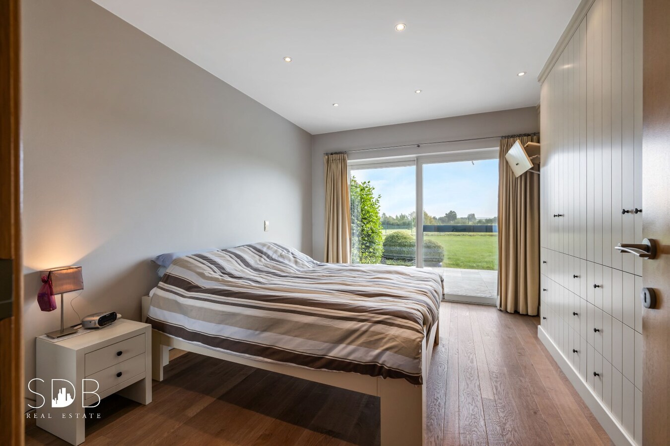 Hedendaagse gezinswoning met aanpalende graslanden en stallen op 5.030m² 