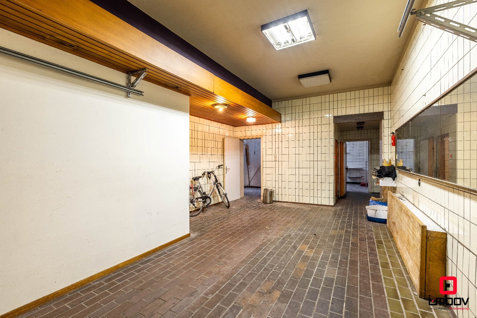 Ruime te renoveren stadswoning met garage en vier slaapkamers in de stationswijk 