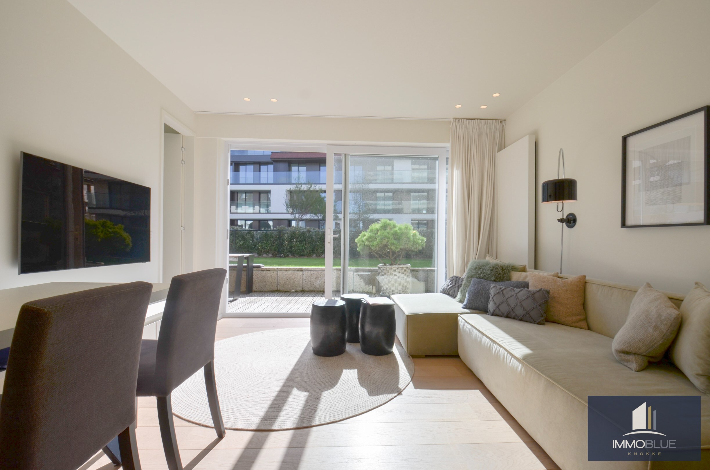 Volledig gerenoveerd hoek-appartement met een ruim zuid gericht terras gelegen aan de Zeedijk in het Zoute. 