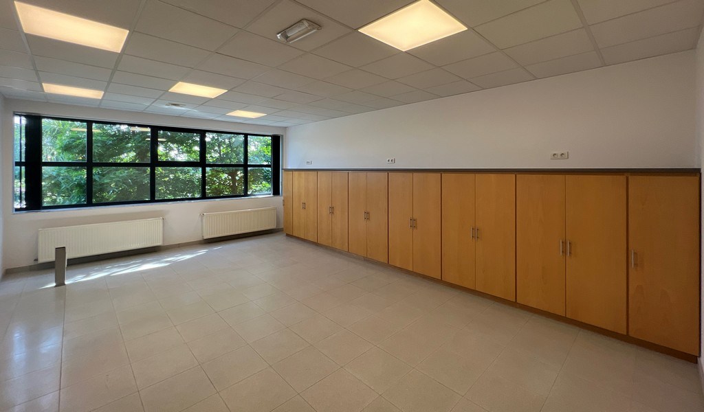 Bedrijfsgebouw met villa te huur langs E17 in Kruisem