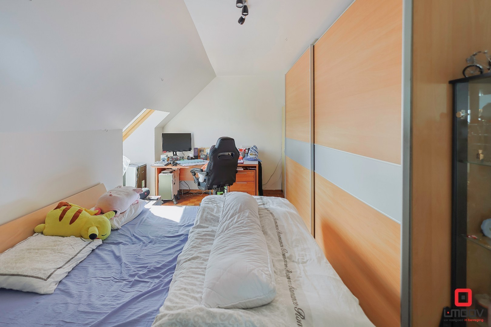 Lichtrijk en huiselijk triplexappartement met 4 slaapkamers en 2 garages te Gent 