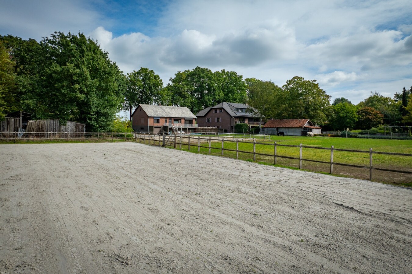 Landelijk gelegen woning met buitenpiste en weide op ca. 1ha te Bocholt 