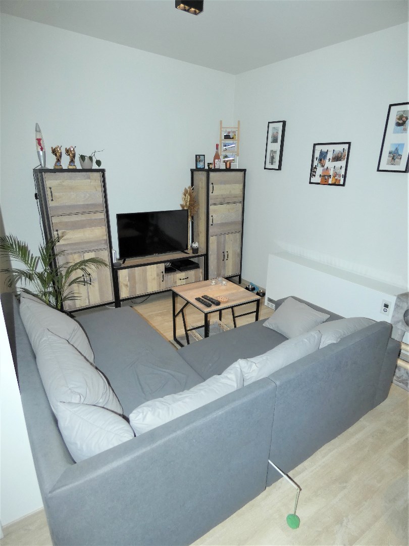 Gezellig appartement, gelijkvloers, met 1 slaapkamer en garage. 