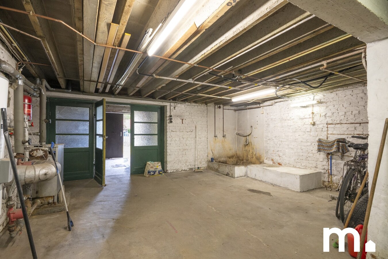 Te renoveren woning in Kortrijk met ruime zolder, zonnige tuin en dubbele garage ! 