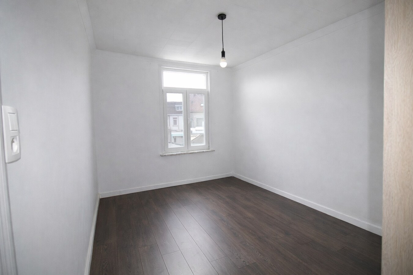 Centraal gelegen woning met drie slaapkamers, tuin én inpandige garage te koop in Sint-Niklaas! 