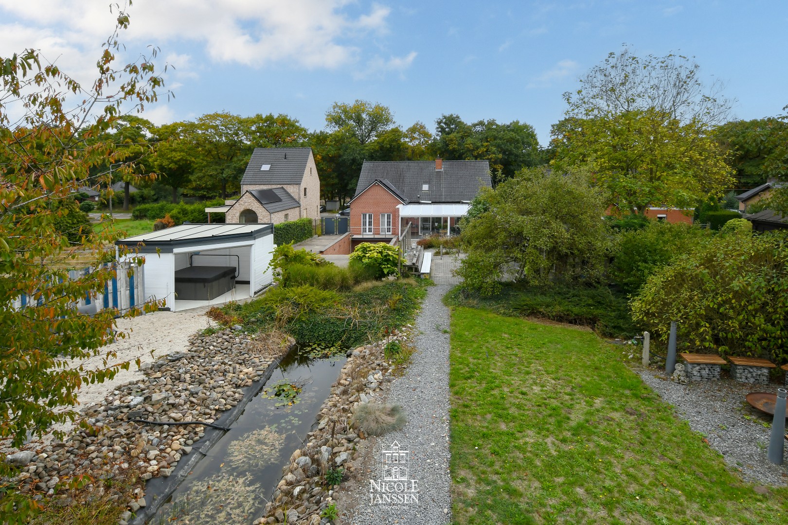 Diepe tuin met gezellige terrasjes