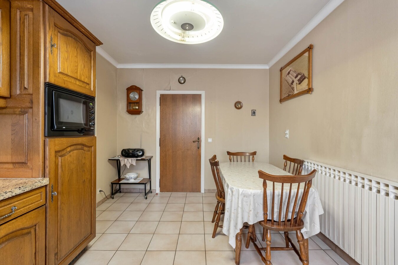 Gelijkvloerse, verzorgde woning gelegen op een perceel van 6a37ca, vlakbij het centrum, scholen, wandel- en fietsroutes 
