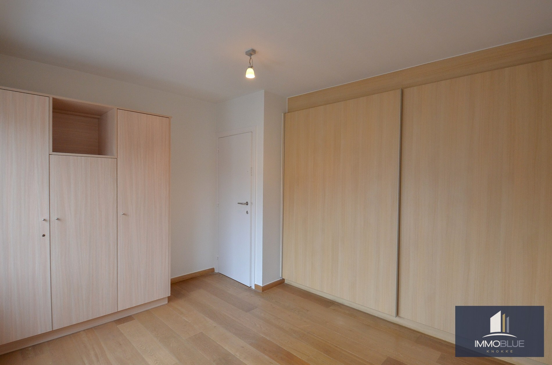 Ruime woning met ruime terrassen en een inpandige garage gelegen nabij de keuvelhoekstraat. 