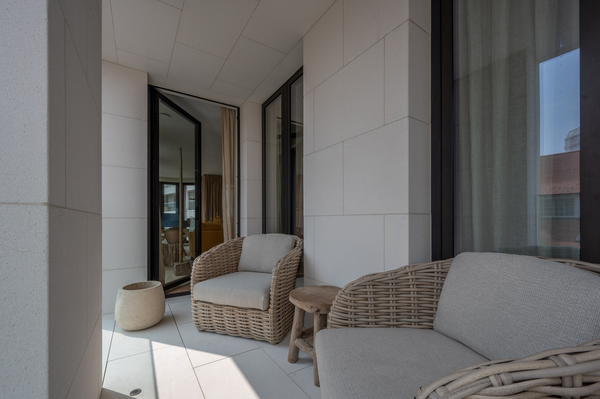 Op de tweede verdieping van de exclusieve residentie Triangle Vert, een gebouw geïnspireerd op de iconische Flat Iron in New York, vindt u dit uitzonderlijke hoekappartement. 