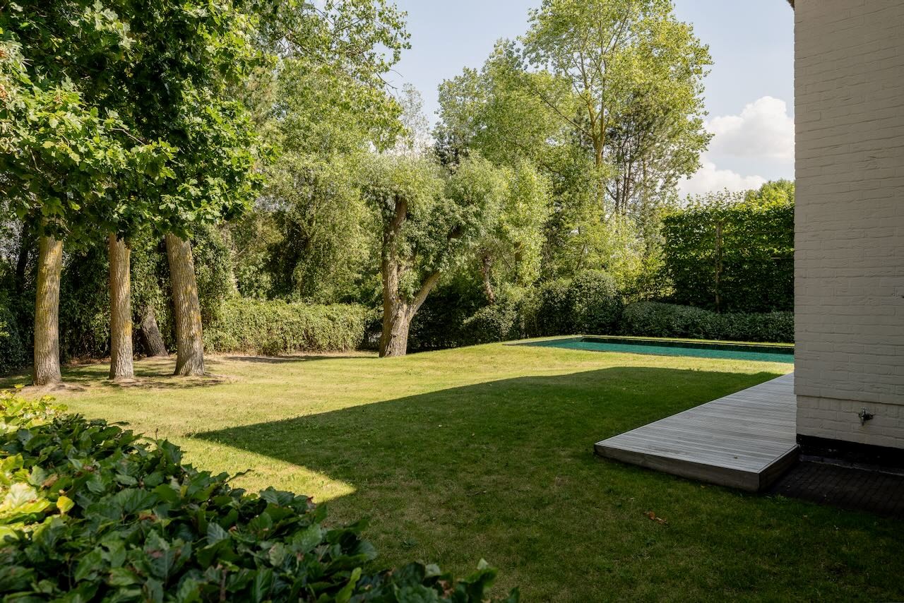 Magnifique villa récente de style contemporain allie une finition intemporelle à un emplacement unique et une vue imprenable sur le Zwin. 