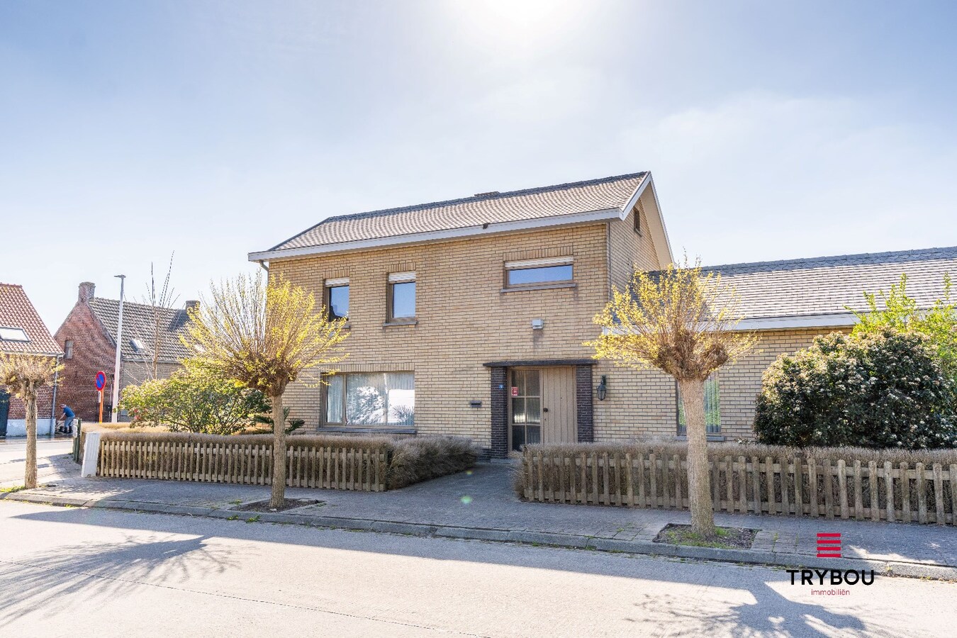 Instapklare gezinswoning met garage en prachtige tuin in rustige straat 