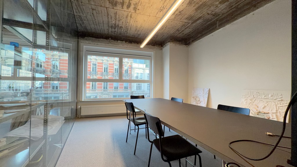 Ingedeelde kantoorruimte te huur in centrum Gent
