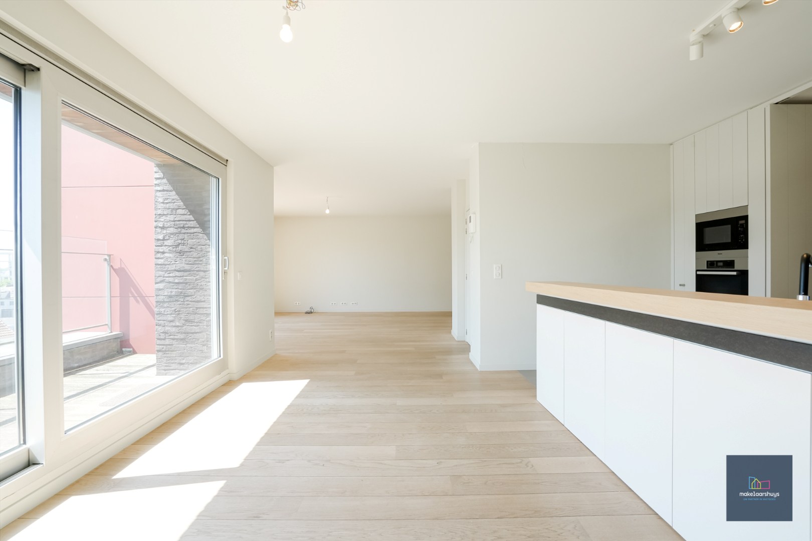 Ruim dakapp. met 2-slp. terras, kelder en garage 