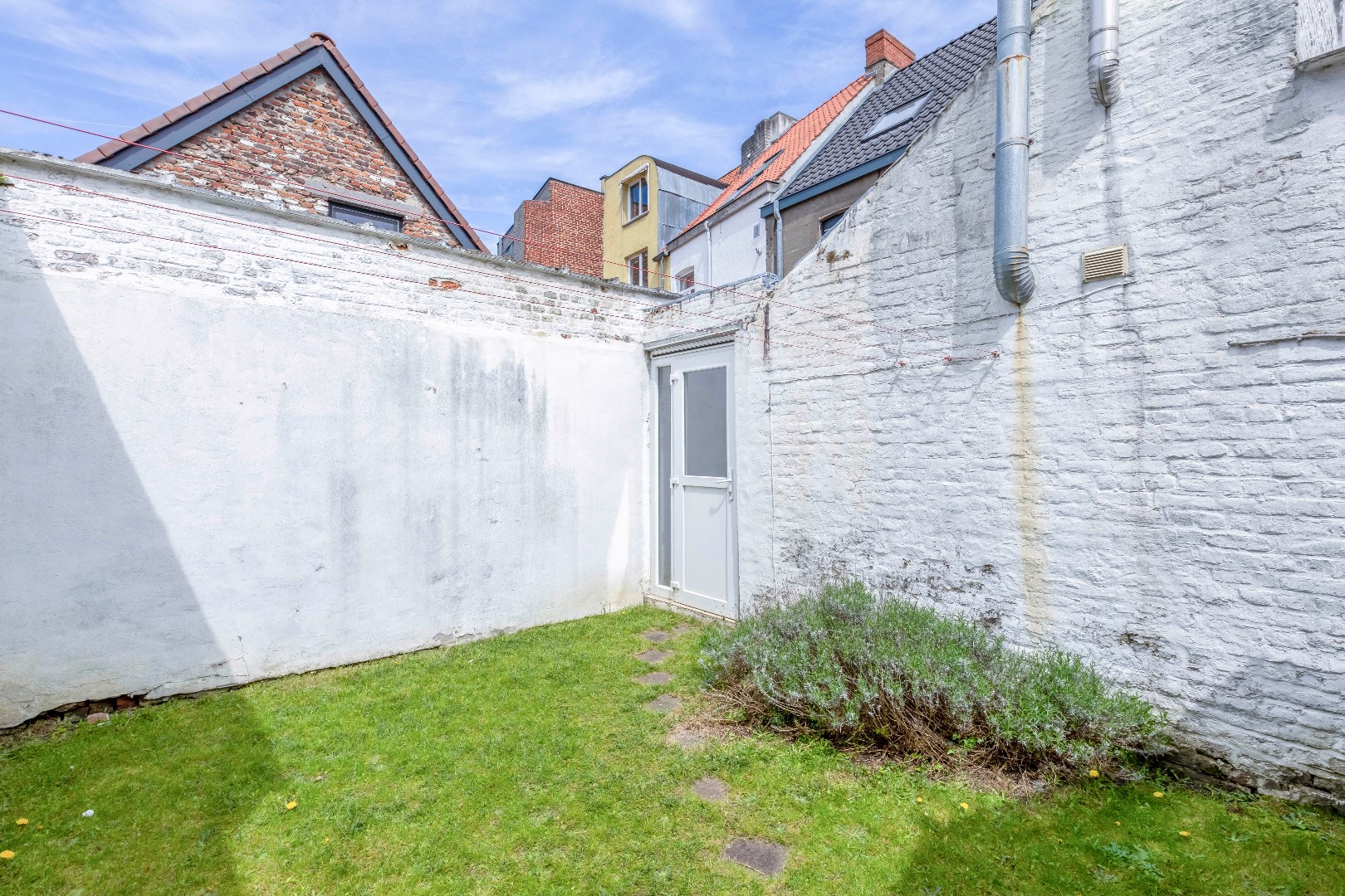 Te renoveren woning met tuin te Gent. 