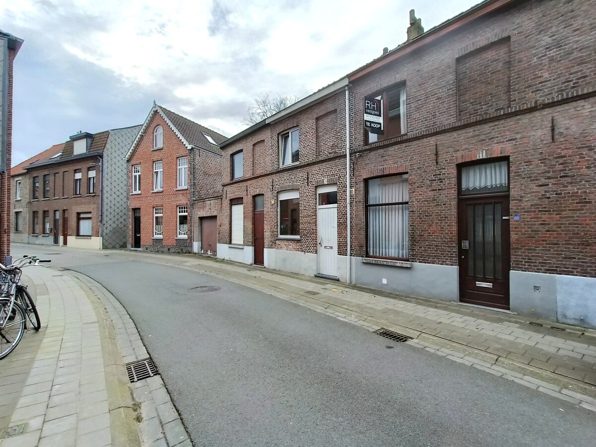 Te renoveren, lichtrijke woning met stadskoer in het hart van Assebroek. 