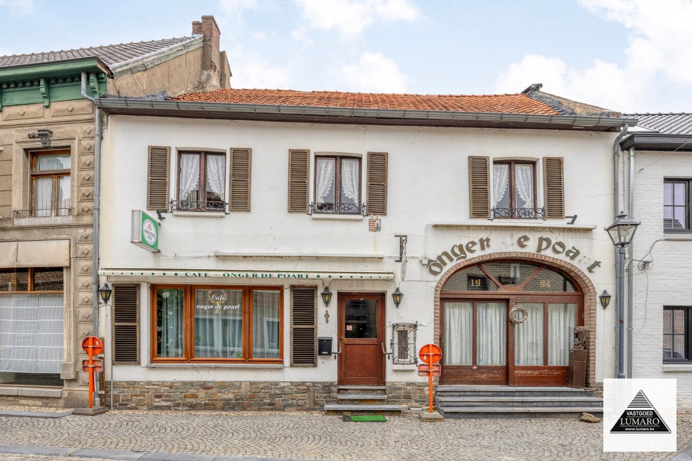 Te renoveren pand met woonst met pitoreske  voorgevel. "Önger de Poart". 