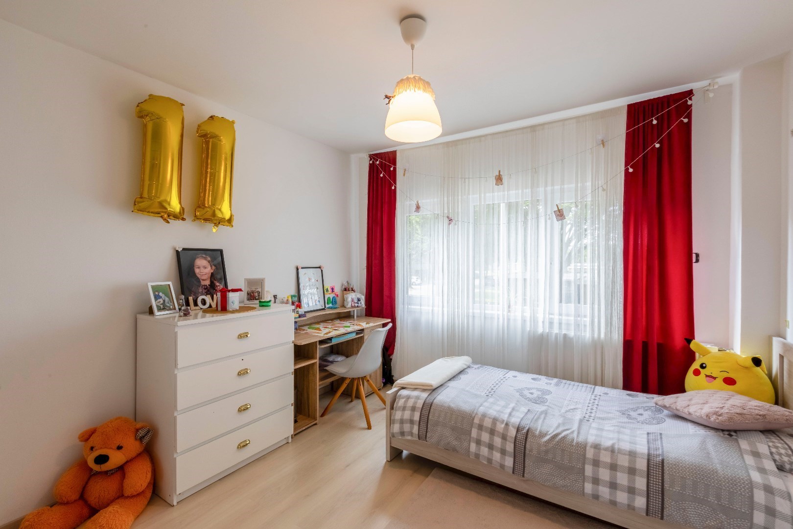 Gerenoveerde gezinswoning met 4 slpks en aangename tuin 