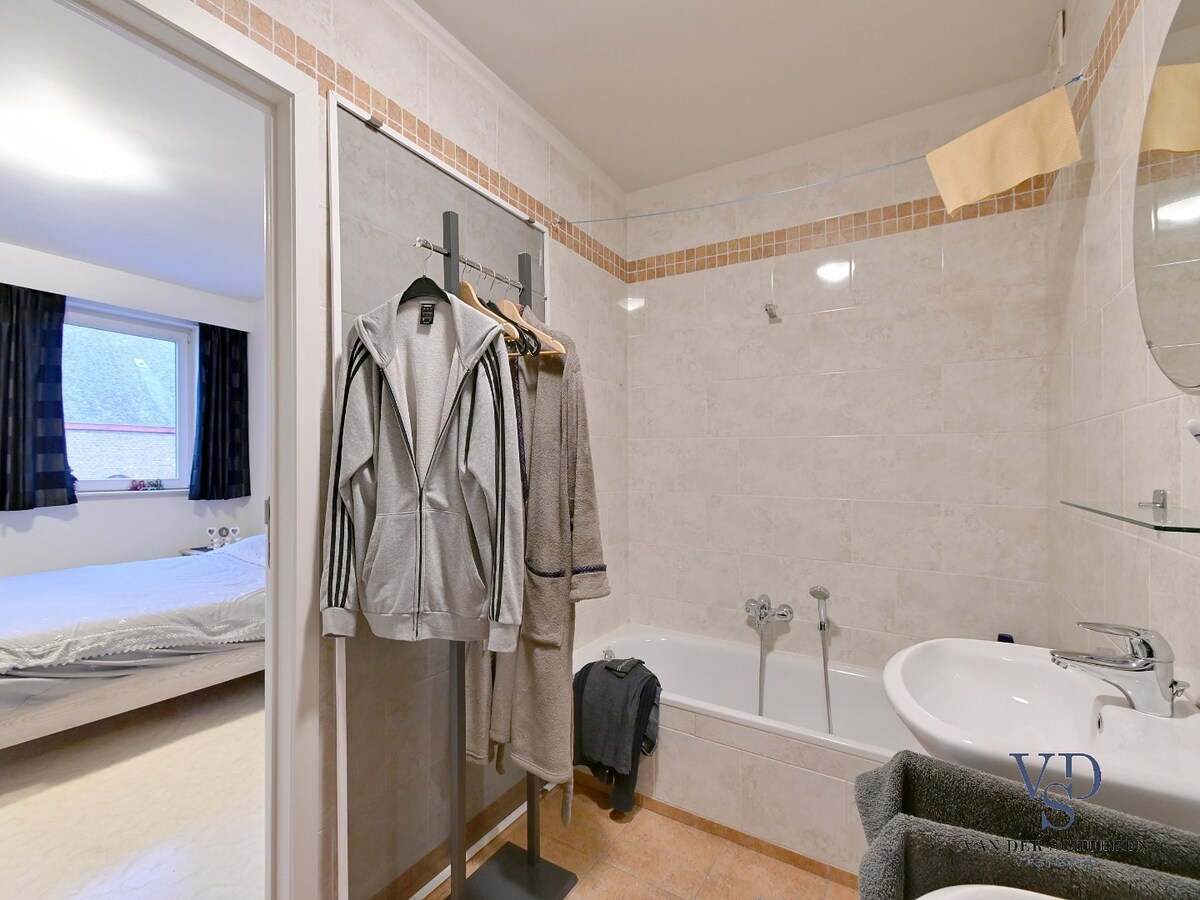 Tijdloos, ruim 1-slpk-appartement mét garage te centrum Gavere 