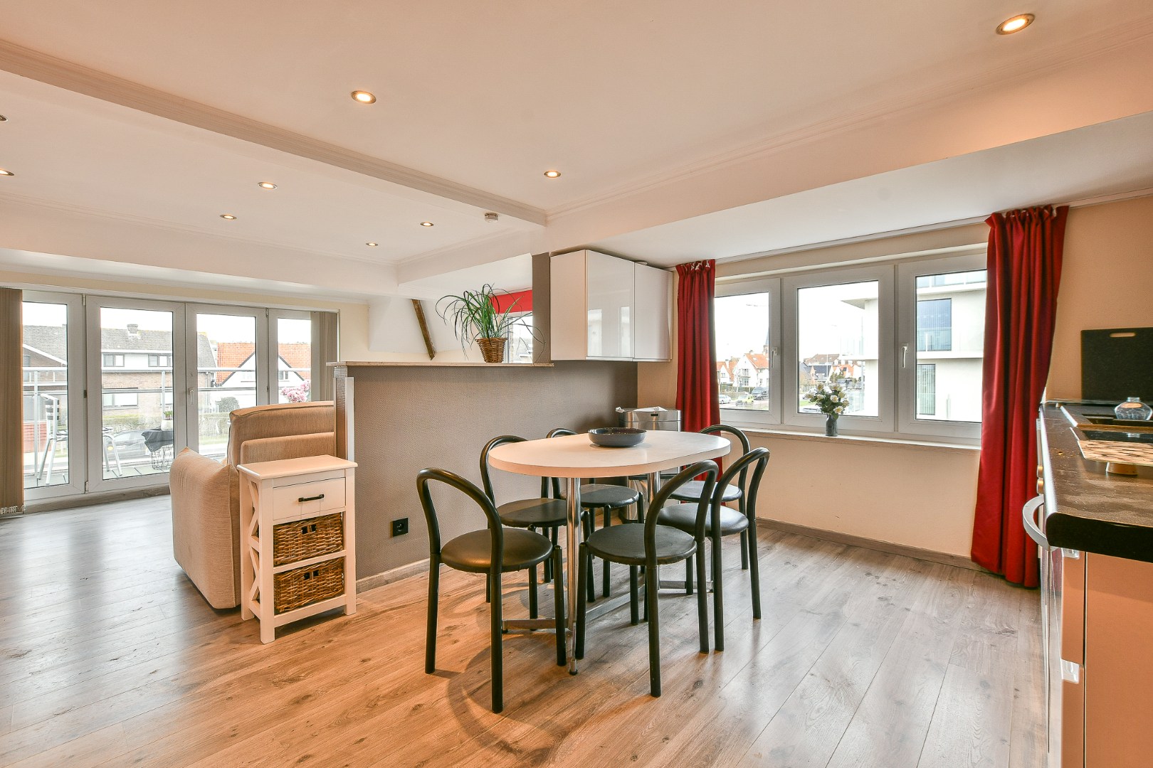 Ruime woning met veel mogelijkheden, carport en 2 parkeerplaatsen - vlakbij centrum &amp; zee! 