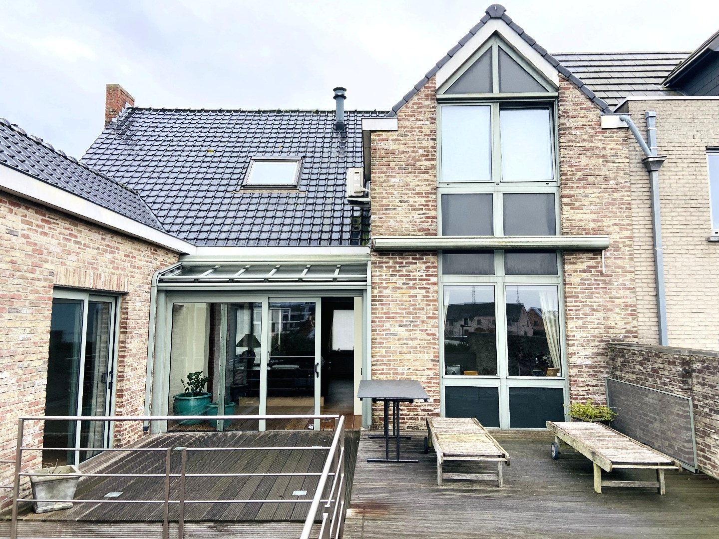 Volledig uitgeruste slagerij met luxueuze woonst op centrumligging in Sint-Eloois-Vijve! 