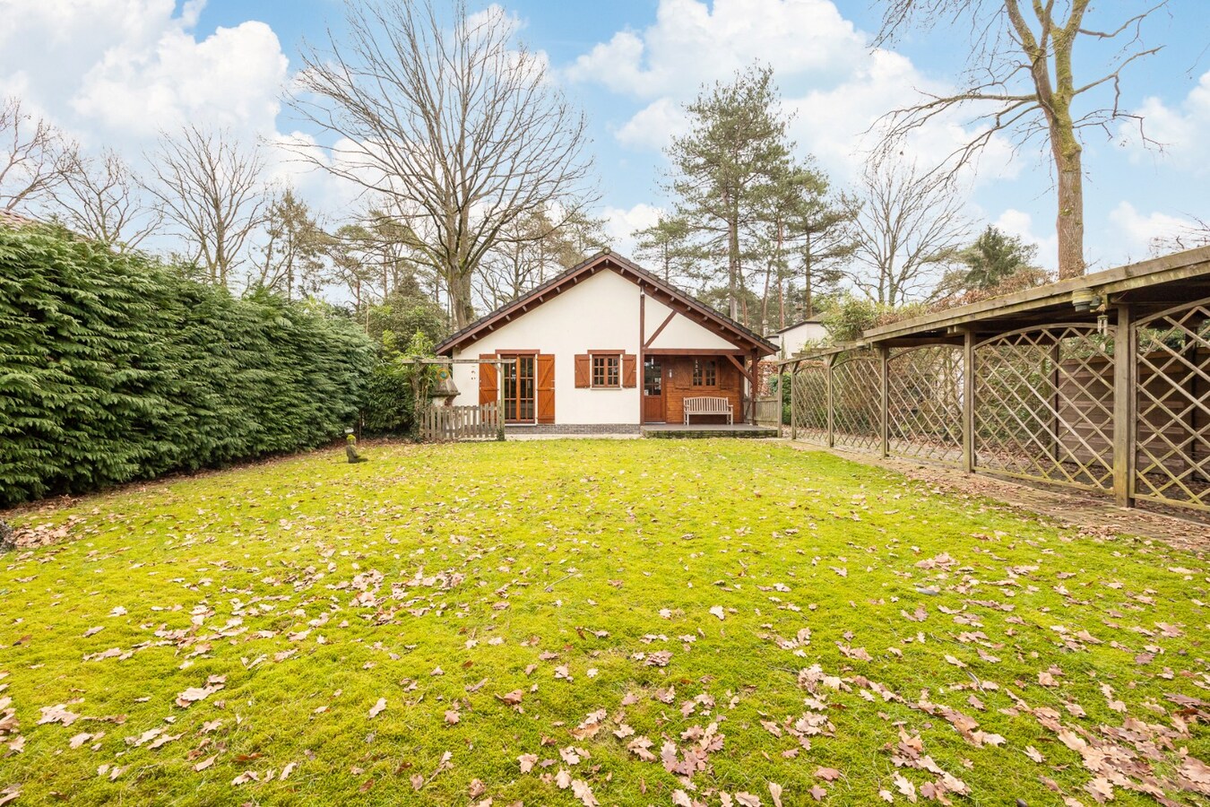 Instapklare gelijkvloers woning in het groen op een West-perceel van  626 m² 