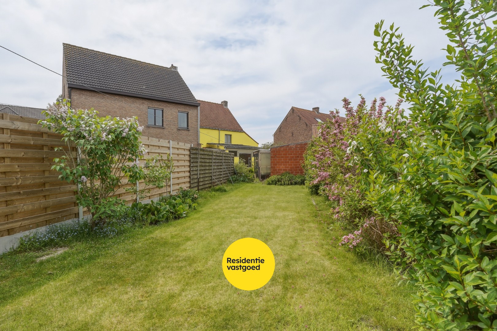 Te renoveren halfopen woning met tuin en oprit/garage 
